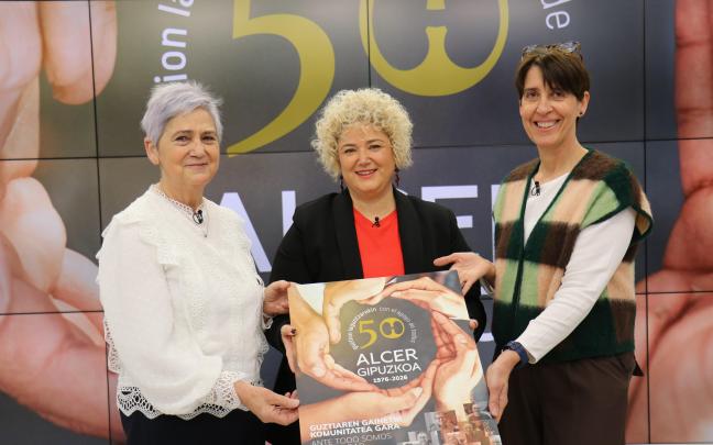 La diputada Maite Peña, junto a Arantxa Lazkano y Maider Amenabar de ALCER Gipuzkoa