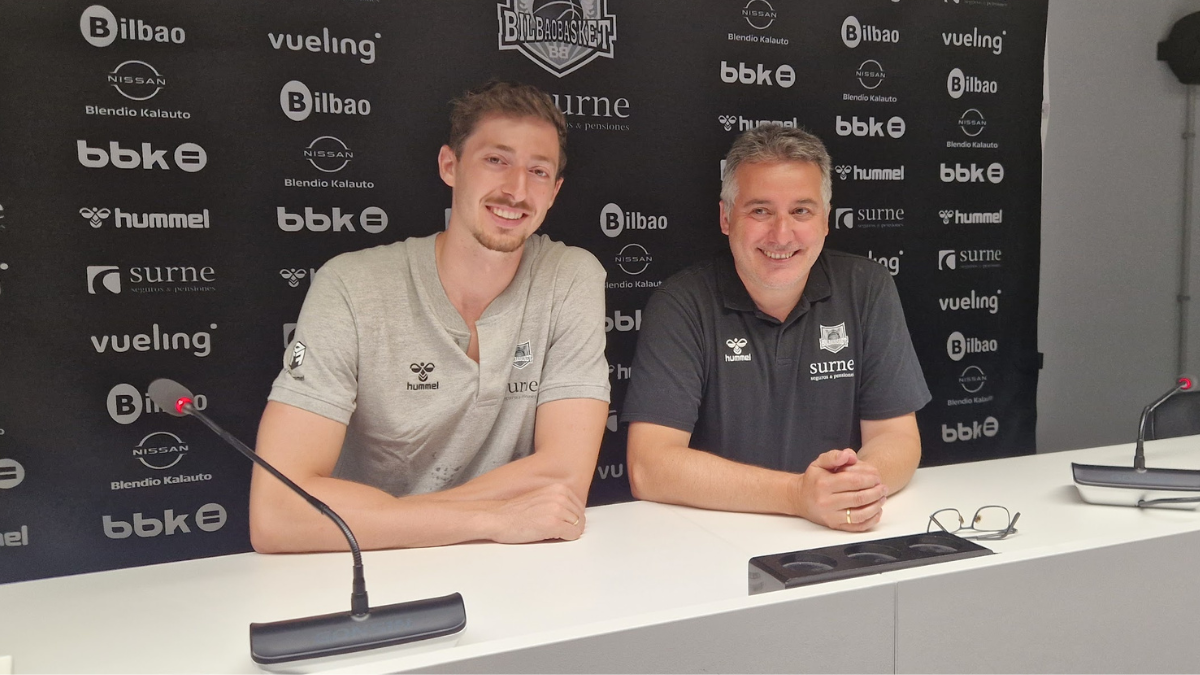 Aleix Font posando junto a Rafa Pueyo en su presentación como nuevo jugador de Bilbao Basket. Foto: Onda Vasca