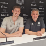 Aleix Font posando junto a Rafa Pueyo en su presentación como nuevo jugador de Bilbao Basket. Foto: Onda Vasca