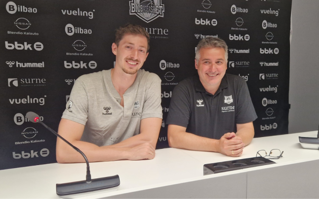 Aleix Font posando junto a Rafa Pueyo en su presentación como nuevo jugador de Bilbao Basket. Foto: Onda Vasca