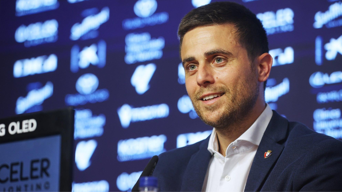 Alessio Lisci durante su presentación Osasuna. Foto: OSKAR MONTERO
