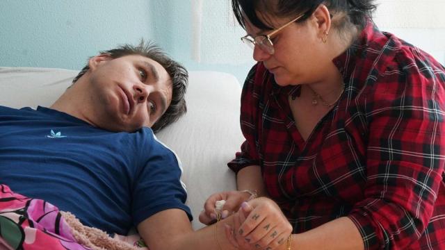 Alex, el joven que sufrió una brutal paliza en Amorebieta, junto a su madre | Pablo Viñas, Deia