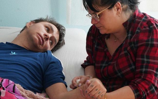 Alex, el joven que sufrió una brutal paliza en Amorebieta, junto a su madre Pablo Viñas