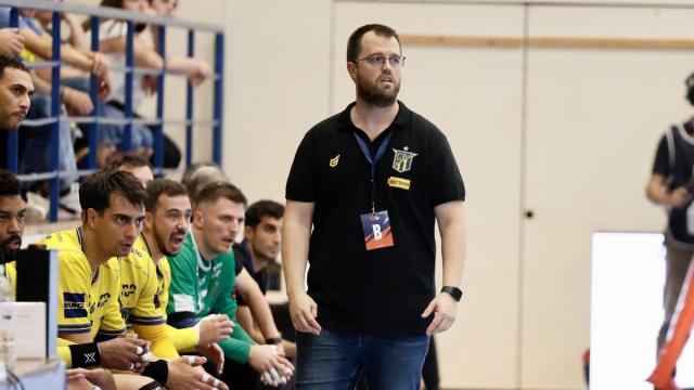 Álex Mozas, entrenador del Bidasoa, ante el reto de la Copa. JAVI COLMENERO