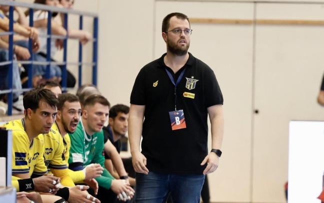 Álex Mozas, entrenador del Bidasoa, ante el reto de la Copa. JAVI COLMENERO