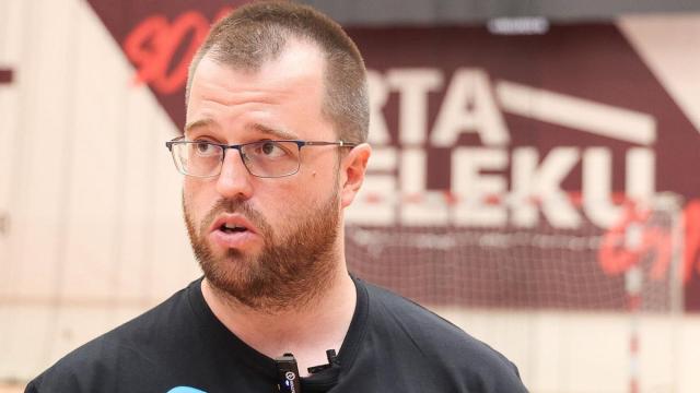 Álex Mozas, entrenador del Bidasoa Irún. IKER AZURMENDI.