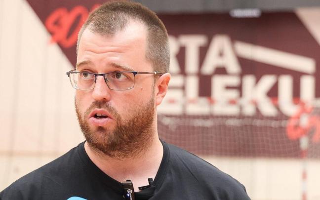 Álex Mozas, entrenador del Bidasoa Irún. IKER AZURMENDI.