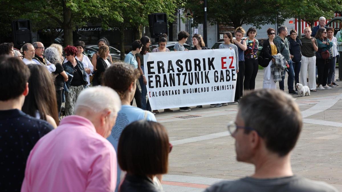  Cientos de personas se concentran en repulsa por las agresiones sexuales a niñas de 4 años en el colegio Europa de Getxo / PANKRA NIETO / DEIA