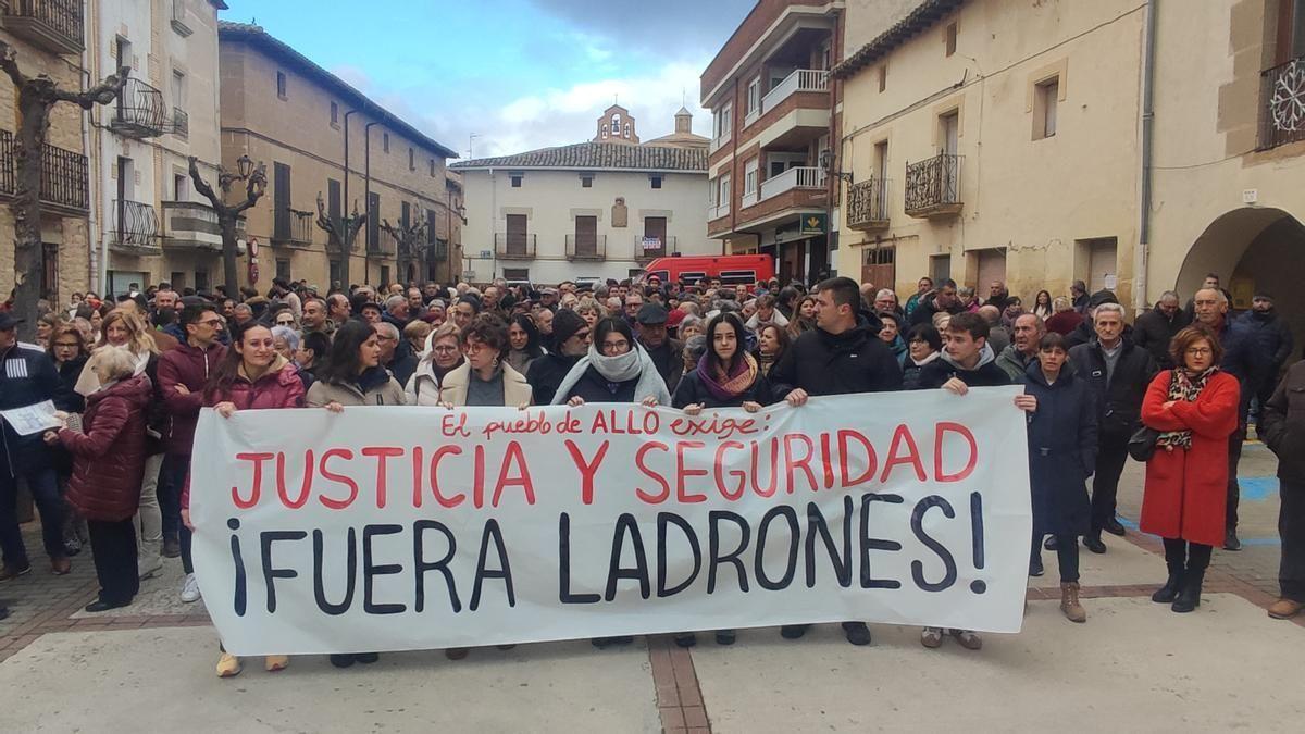 Cabeza de la concentración esta mañana en la plaza de los Fueros de Allo. Javier Arizaleta