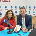 Almudena Otaola con Txema Gutiérrez en los estudios de ONDA VASCA