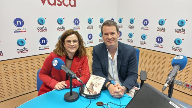 Almudena Otaola con Txema Gutiérrez en los estudios de ONDA VASCA Almudena Otaola con Txema Gutiérrez en los estudios de ONDA VASCA