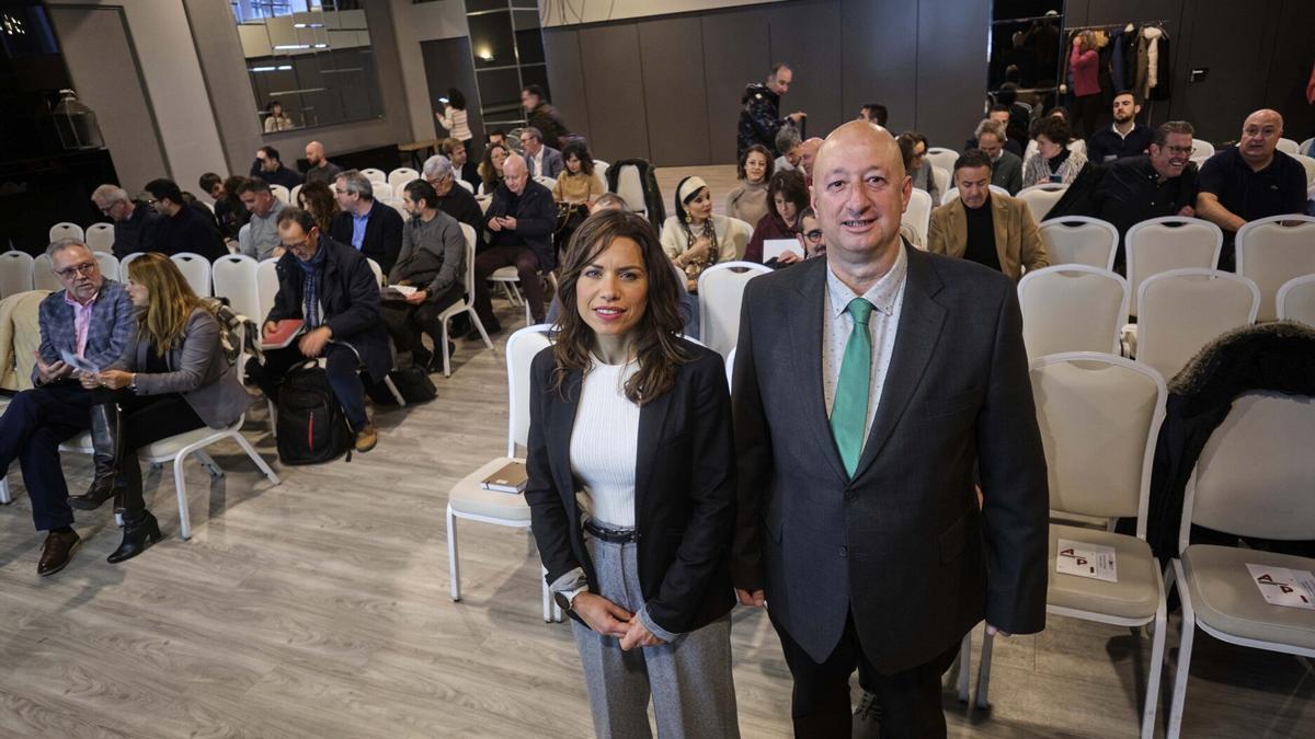 Elga Molina, directora de vivienda, junto a Miguel Elizari, del colegio de agentes de la propiedad. Iban Aguinaga