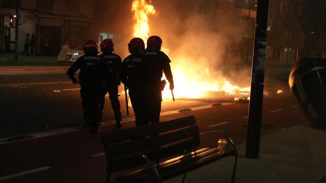 Ertzainas en los incidentes de Bilbao. EP