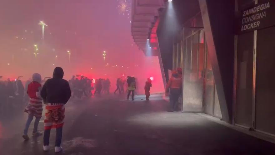 La Ertzaintza se refugia dentro del campo tras la rotura del cordón policial. Deia