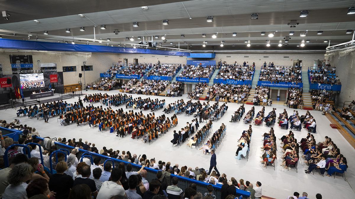 Alumnos de magisterio de la UPNA, durante el acto de graduación del pasado jueves.