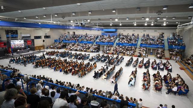 Alumnos de magisterio de la UPNA, durante el acto de graduación del pasado jueves.