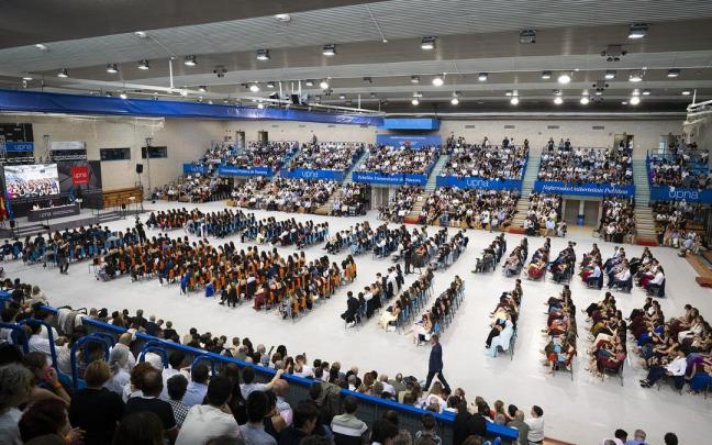 Alumnos de magisterio de la UPNA, durante el acto de graduación del pasado jueves.