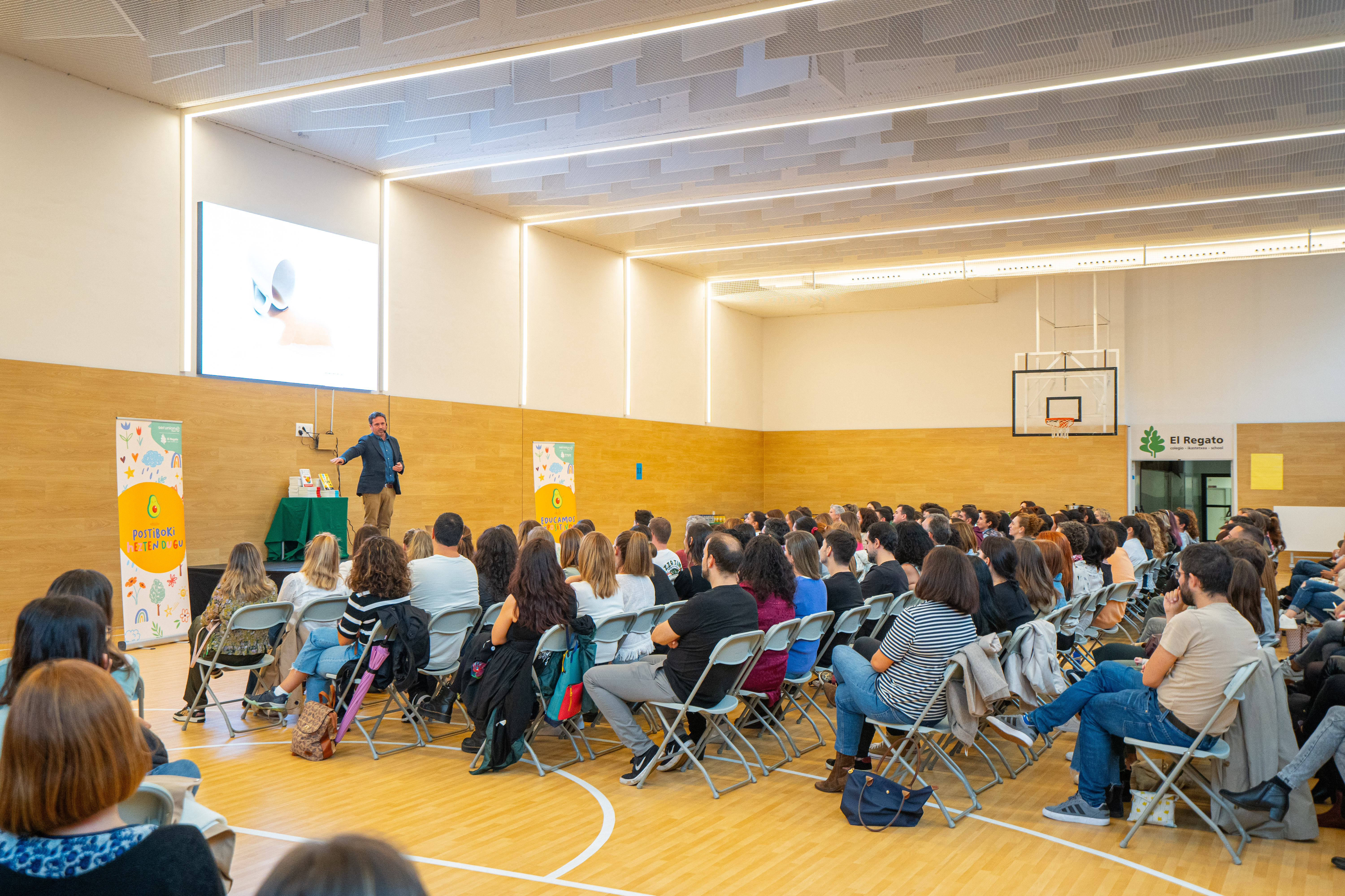 Álvaro Bilbao durante la ponencia en El Regato Ikastetxea