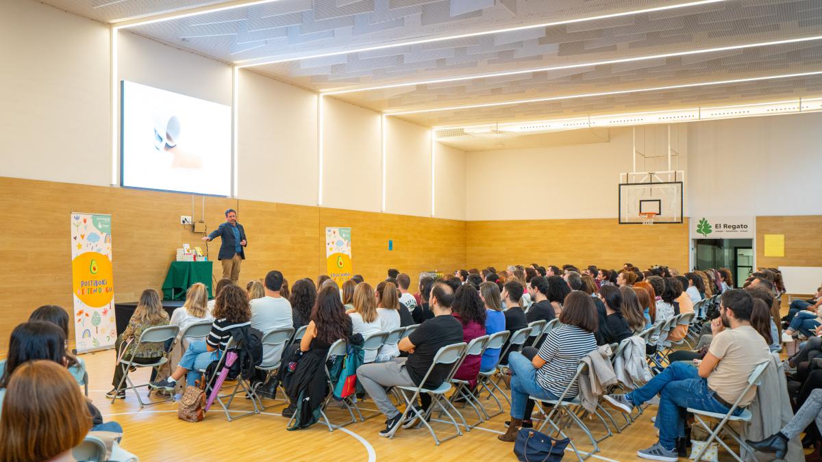 Álvaro Bilbao durante la ponencia en El Regato Ikastetxea