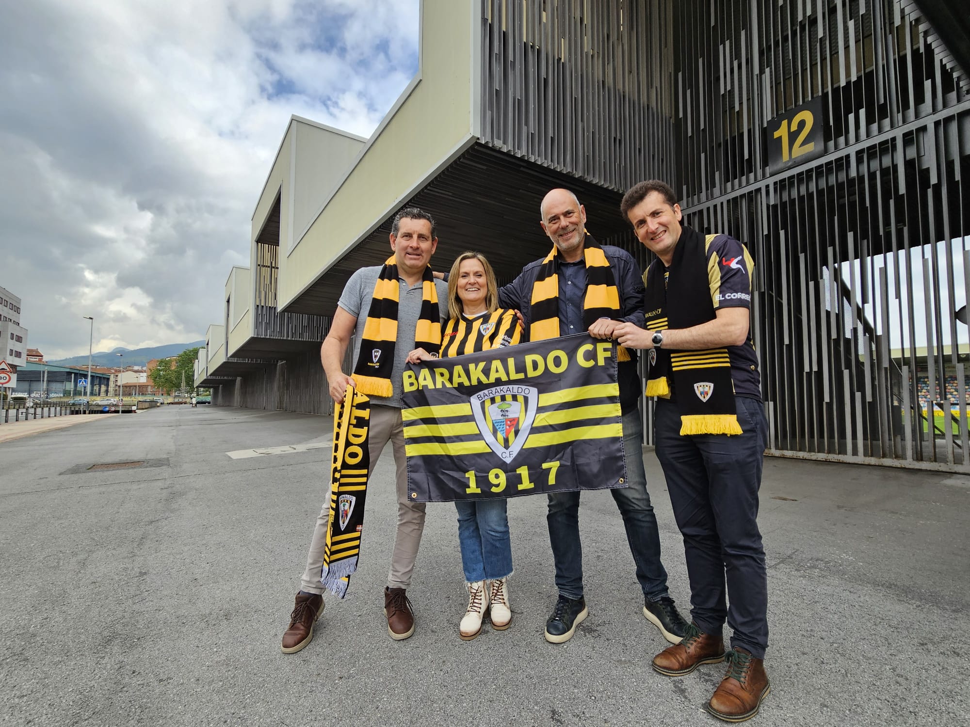 Amaia del Campo y Gorka Zubiaurre junto a Ricardo