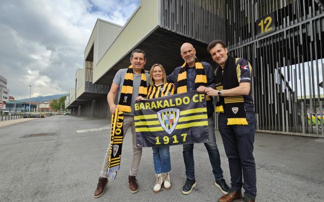 Amaia del Campo y Gorka Zubiaurre junto a Ricardo