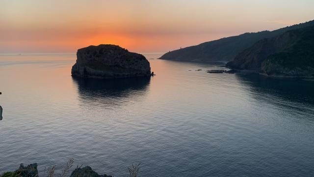 Amanecer desde la ermita de San Juan de Gazteluigatxe | Oyente ONDA VASCA, Edil de Güeñes