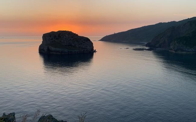 Amanecer desde la ermita de San Juan de Gazteluigatxe | Oyente ONDA VASCA, Edil de Güeñes