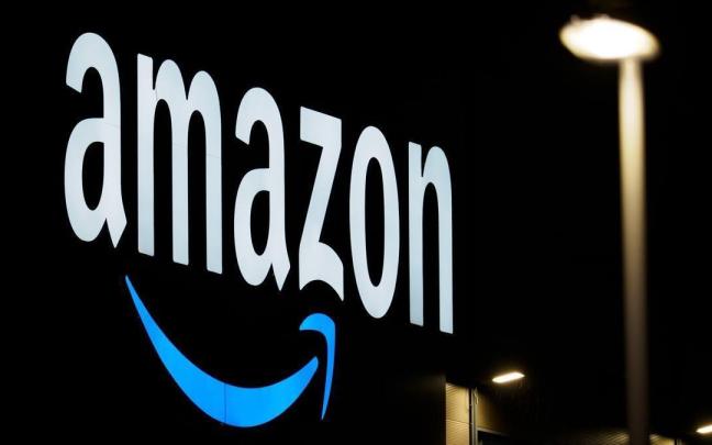 El logo de Amazon en la fachada de uno de sus centros de distribución. EP