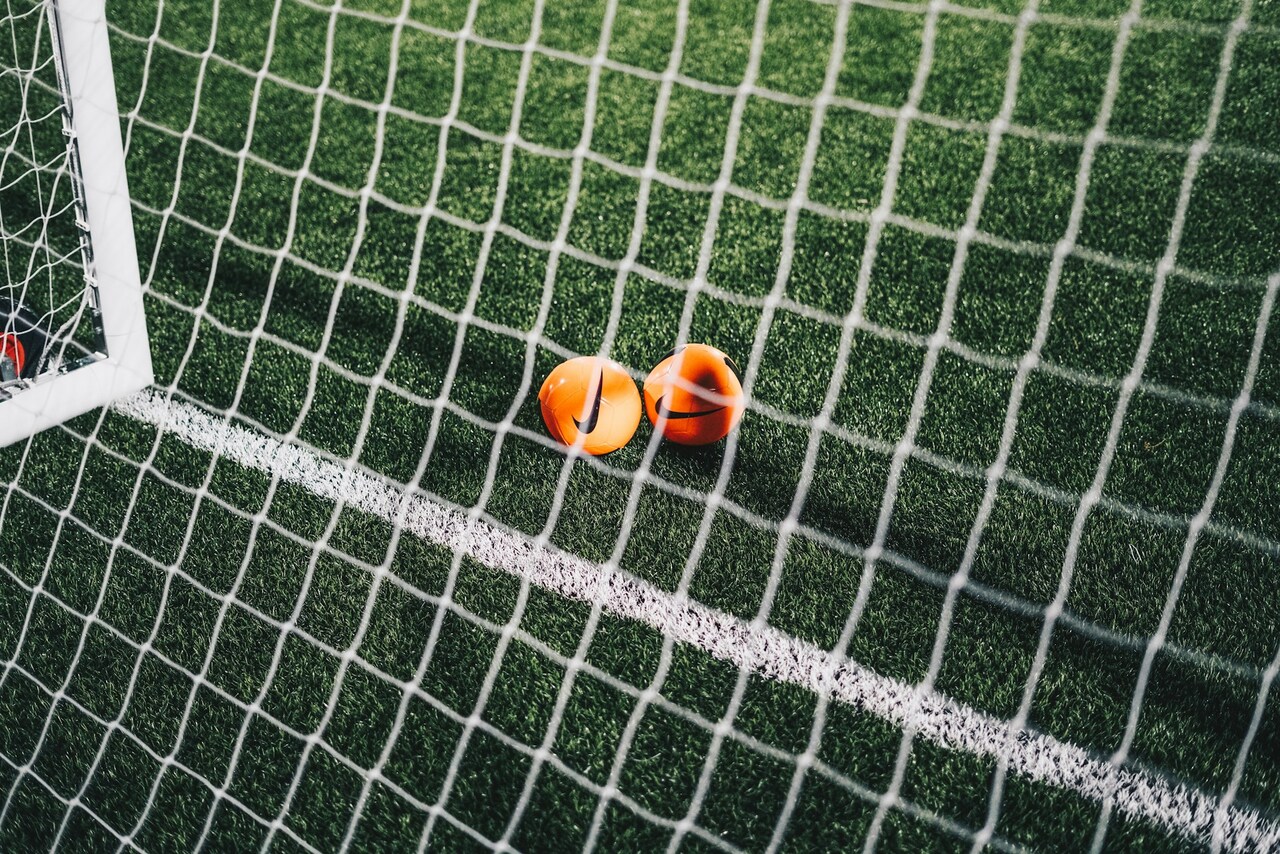 Imagen de archivo de dos balones de fútbol