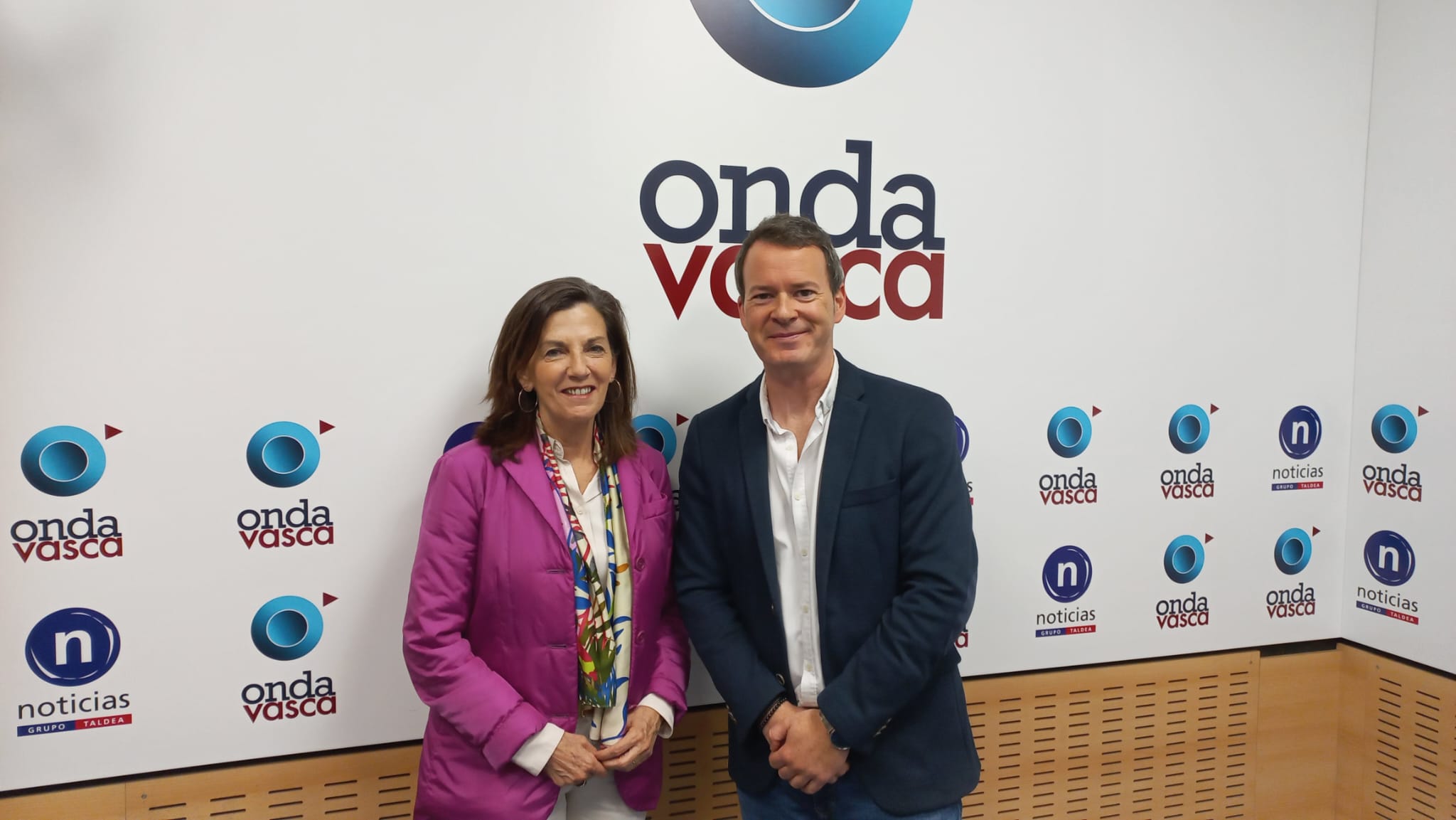 Amelia Oleaga, jefa de endocrinología de la OSI Bilbao-Basurto con Tema Gutiérrez en los estudios ONDA VASCA