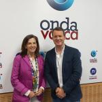 Amelia Oleaga, jefa de endocrinología de la OSI Bilbao-Basurto con Tema Gutiérrez en los estudios ONDA VASCA
