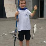 Amets participante en una edición anterior de la Escuela de Pesca del Consorcio muestra orgulloso su captura | Onda Vasca. 