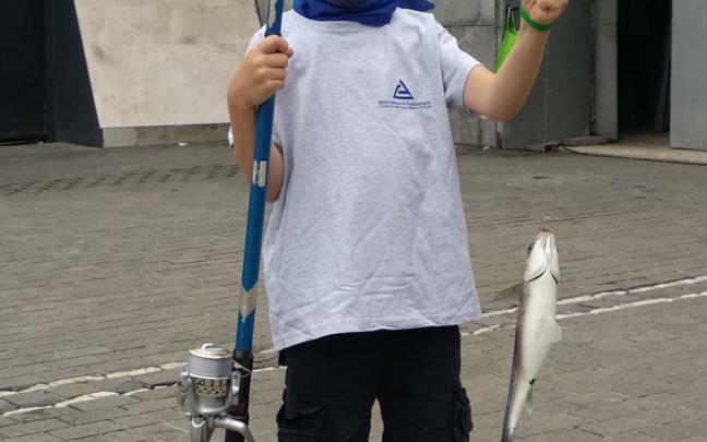 Amets participante en una edición anterior de la Escuela de Pesca del Consorcio muestra orgulloso su captura | Onda Vasca. Amets participante en una edición anterior de la Escuela de Pesca del Consorcio muestra orgulloso su captura | Onda Vasca.