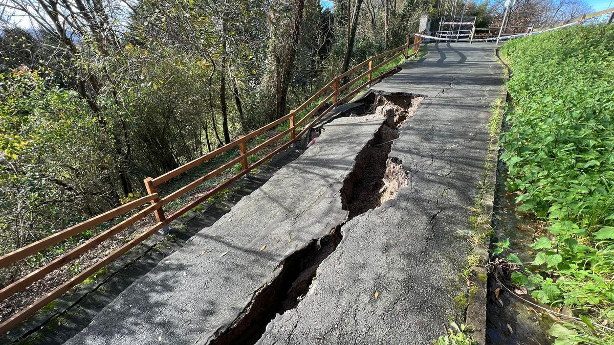 La grieta aparecida este martes en el parque de Ametzagaina DONOSTIA