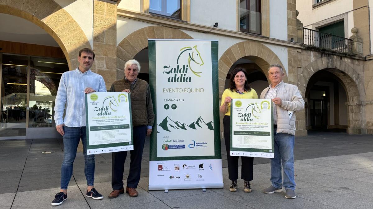 Osertz Lejarreta, coordinador de Zaldialdia; Jorge Garbizu, director de Agricultura y Ganadería; Ainhoa Salterain, alcaldesa de Amorebieta-Etxano, y Jon Alberdi, presidente de la asociación