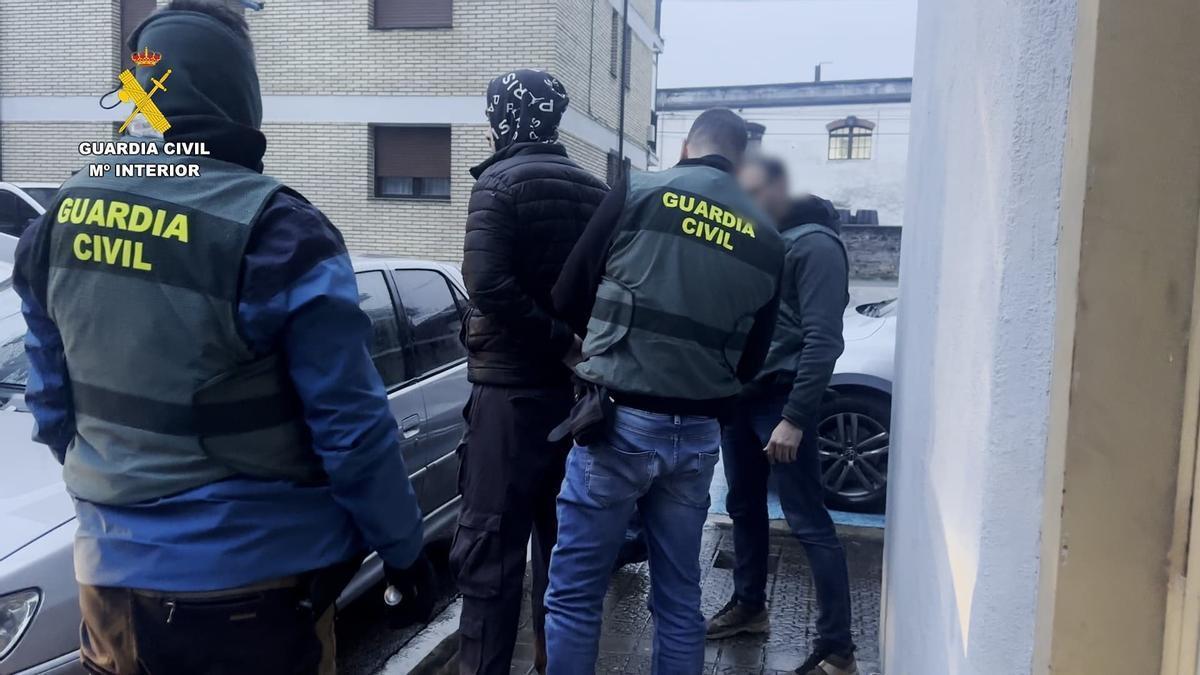 Momento de la detención llevada a cabo en Amurrio. Guardia Civil.