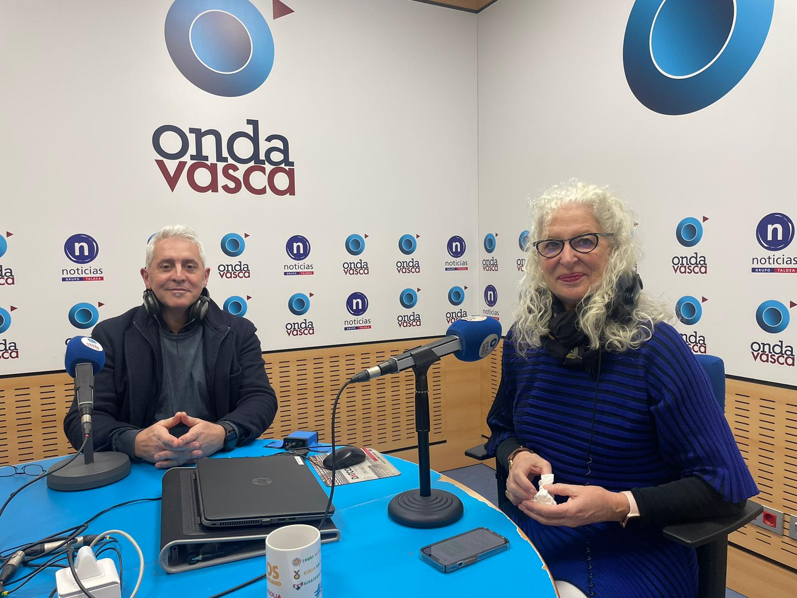 Ana Bastida, presidenta de la Masa Coral del Ensanche, y Koldo Villar, representante de Los Chimberos