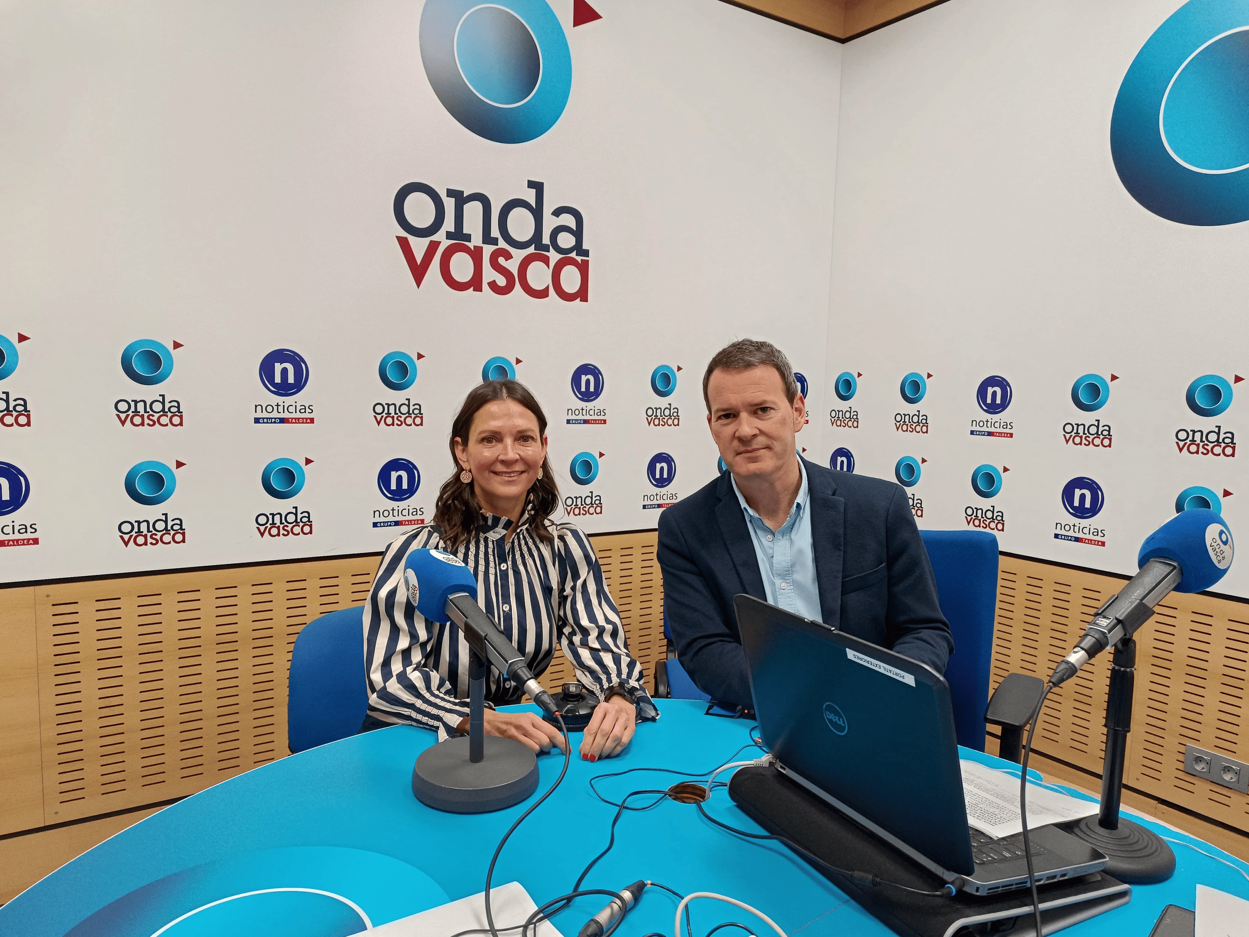 Ana Ocio con Txema Gutiérrez en los estudios de ONDA VASCA