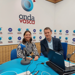 Ana Ocio con Txema Gutiérrez en los estudios de ONDA VASCA