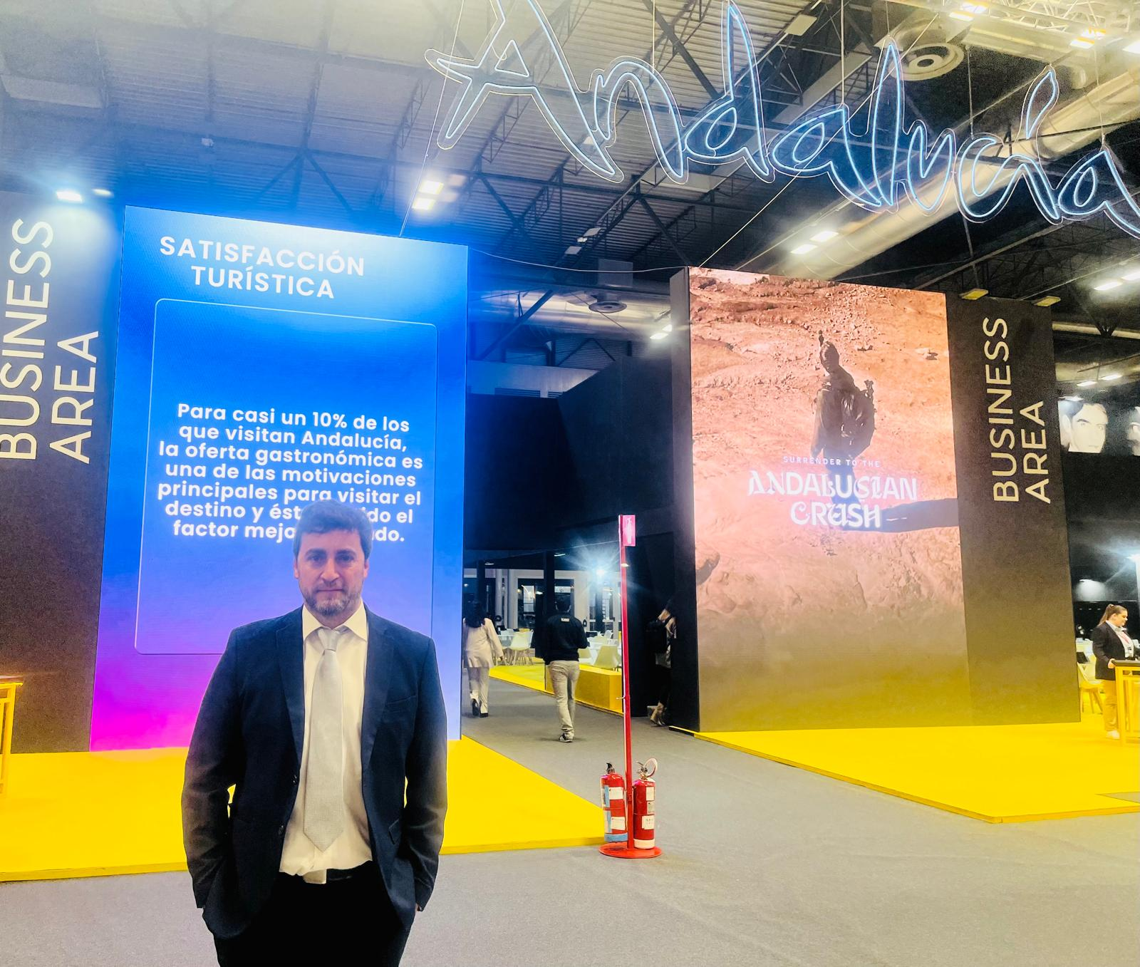 Juan Manuel Ortiz, director de Comunicación y Marce de Turismo de Andalucía en el Pabellón de Andalucía en FITUR. ONDA VASCA