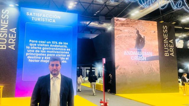 Juan Manuel Ortiz, director de Comunicación y Marce de Turismo de Andalucía en el Pabellón de Andalucía en FITUR. ONDA VASCA