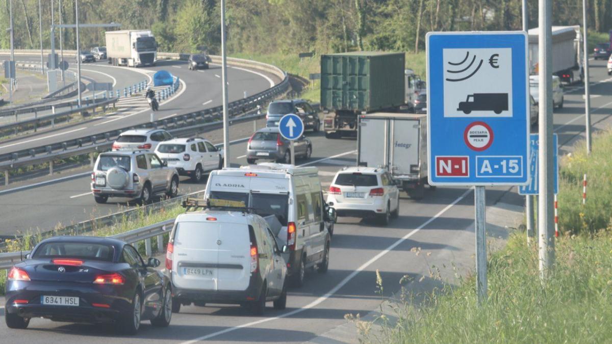 Imagen de retenciones en la N-1 de Andoain. IMAGEN DE ARCHIVO