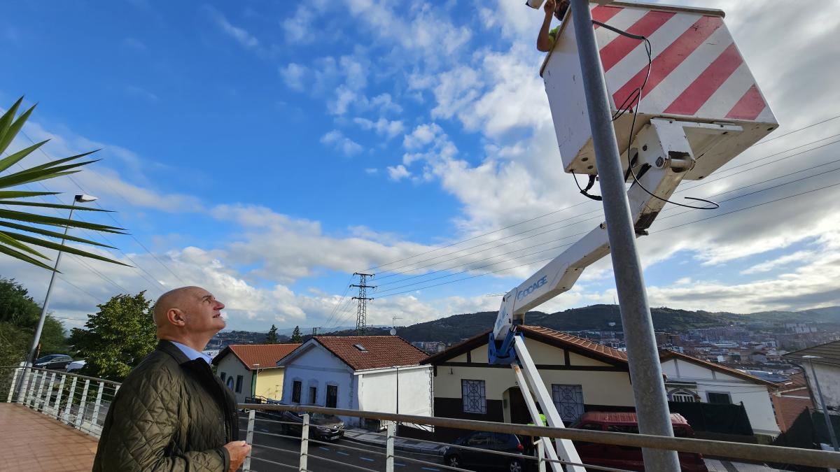 El concejal de Seguridad Ciudadana de Barakaldo Angel Madrazo frente un nuevo kit de videovigilancia. AYUNTAMIENTO DE BARAKALDO