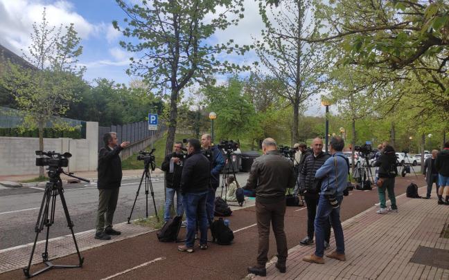 Periodistas ante la clínica Anitua de Gasteiz, donde ha pasado la noche Juan Carlos I. Foto: Marce Rodríguez