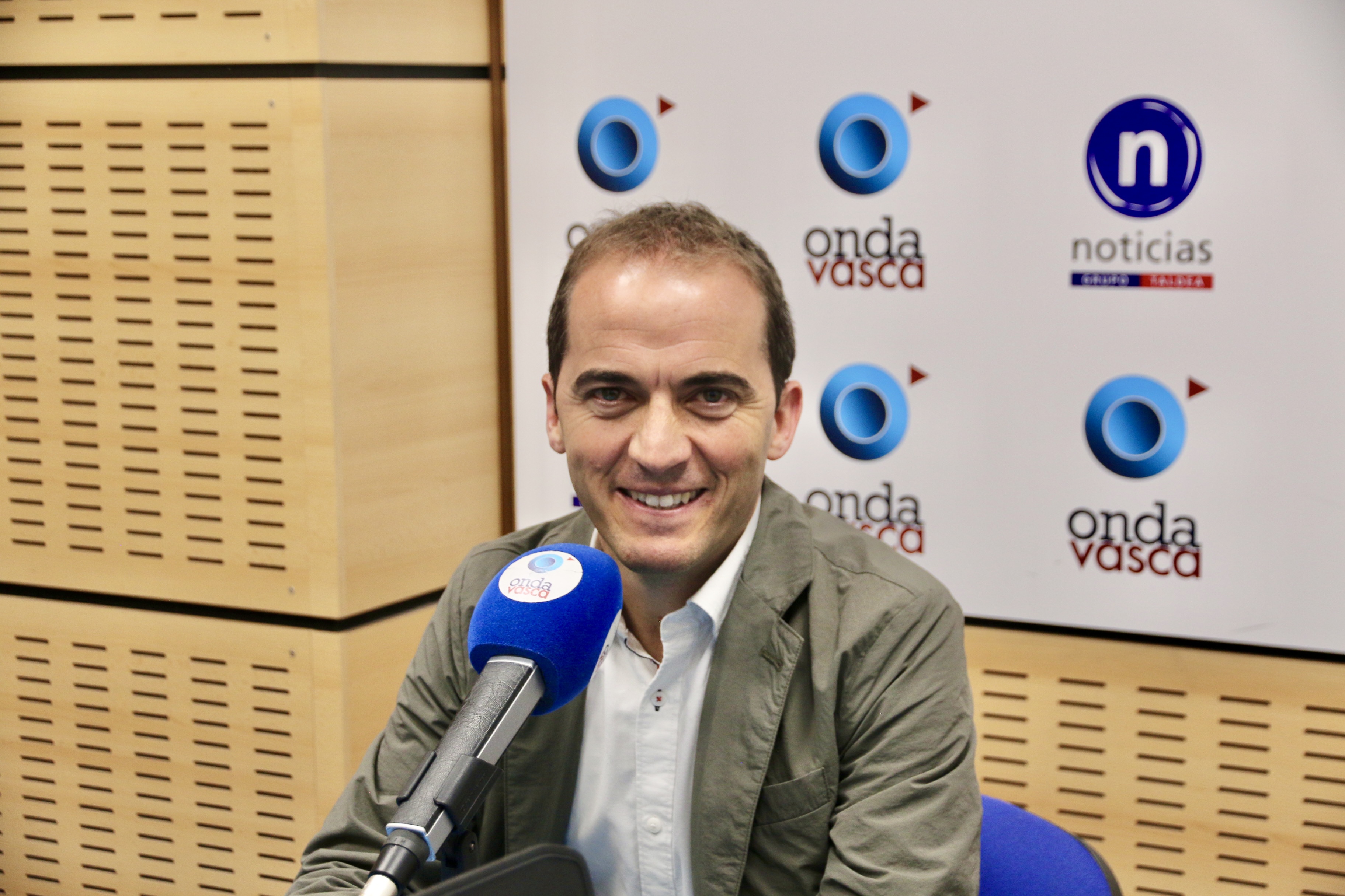 Iñigo Ansola en los estudios de ONDA VASCA