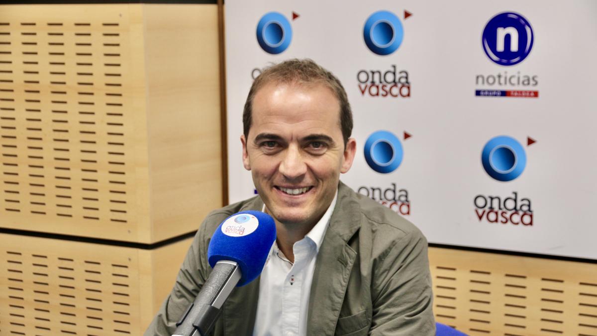 Iñigo Ansola en los estudios de ONDA VASCA