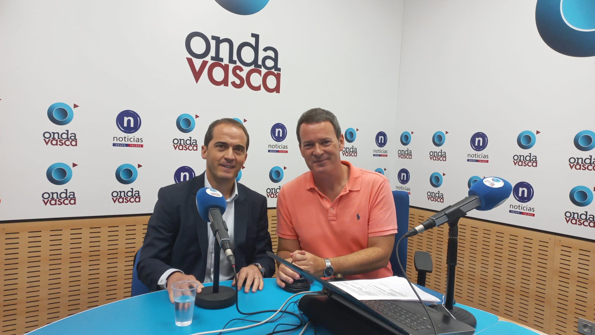 Iñigo Ansola con Txema Gutiérrez en estudios de ONDA VASCA