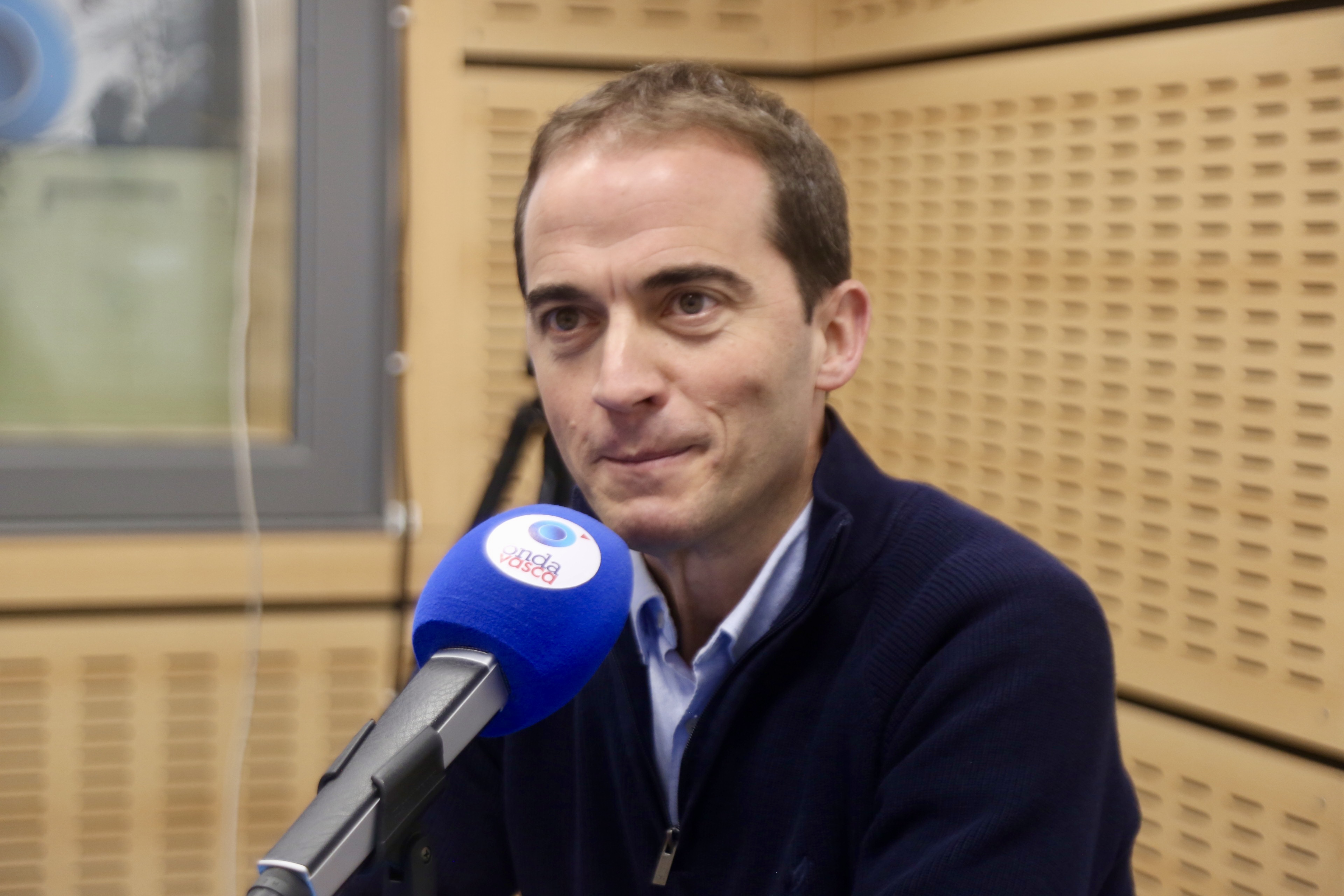 Iñigo Ansola en los estudios de ONDA VASCA