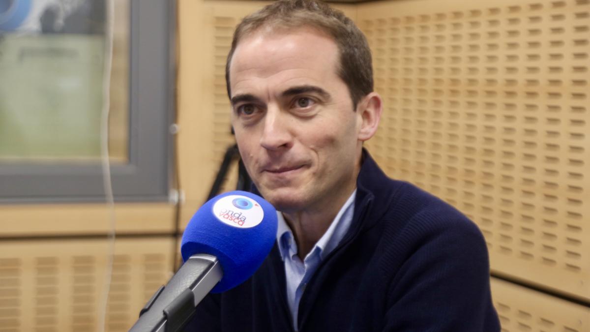 Iñigo Ansola en los estudios de ONDA VASCA