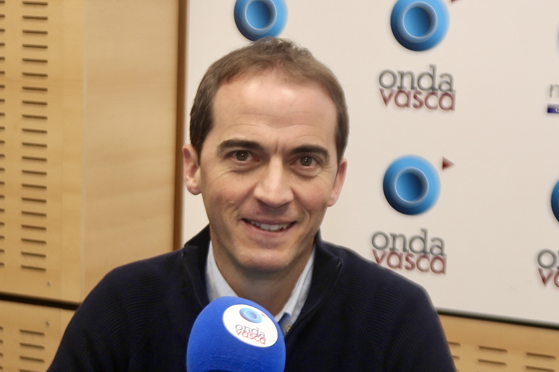 Iñigo Ansola en los estudios de ONDA VASCA